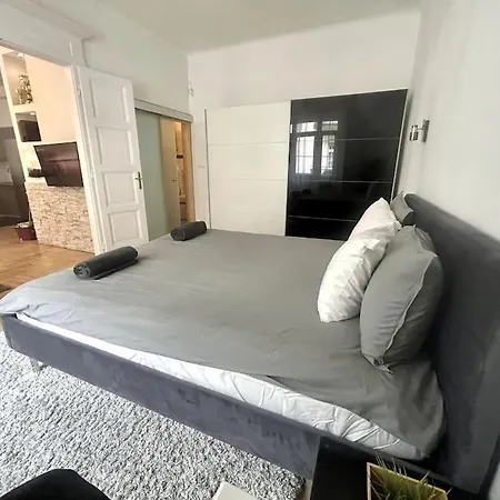 Modern Spacious Flat In Buda דירה *